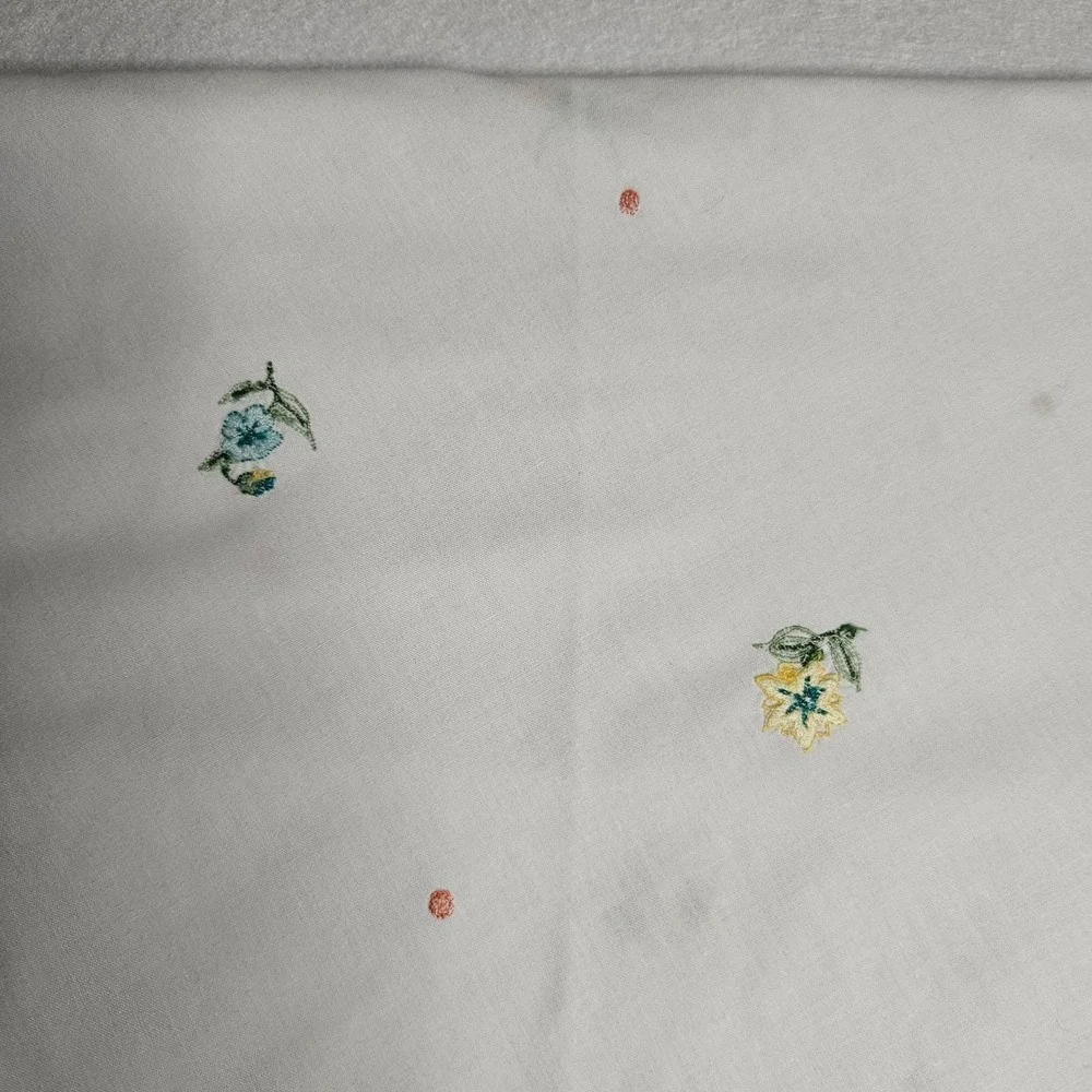 Vintage Round White Tablecloth Scalloped Edge‎ Floral Embroidery 64 Inch Cottage
